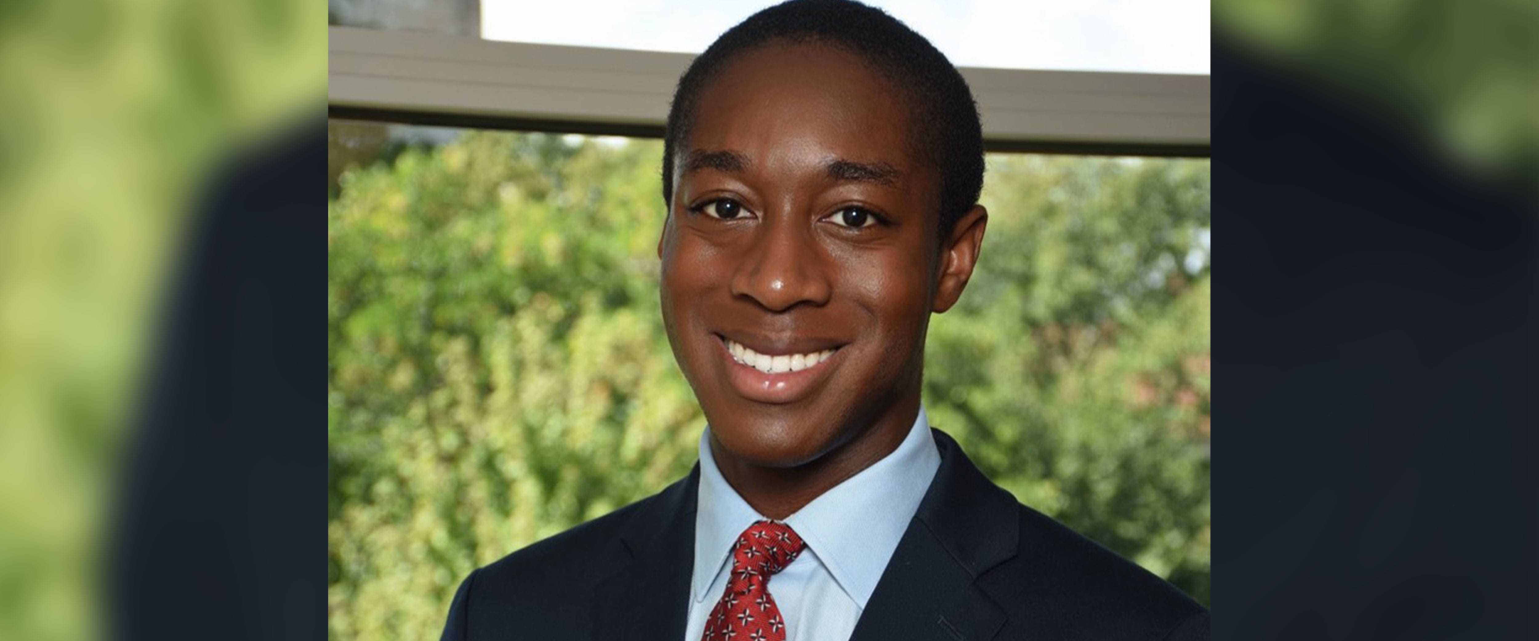 headshot of Deasee Phillips with blurred background