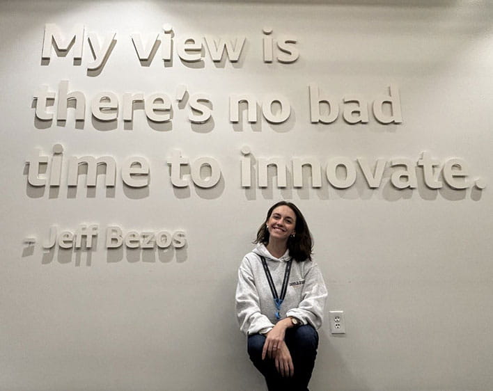 Lorena Prates in front of wall with Jeff Bezos quote