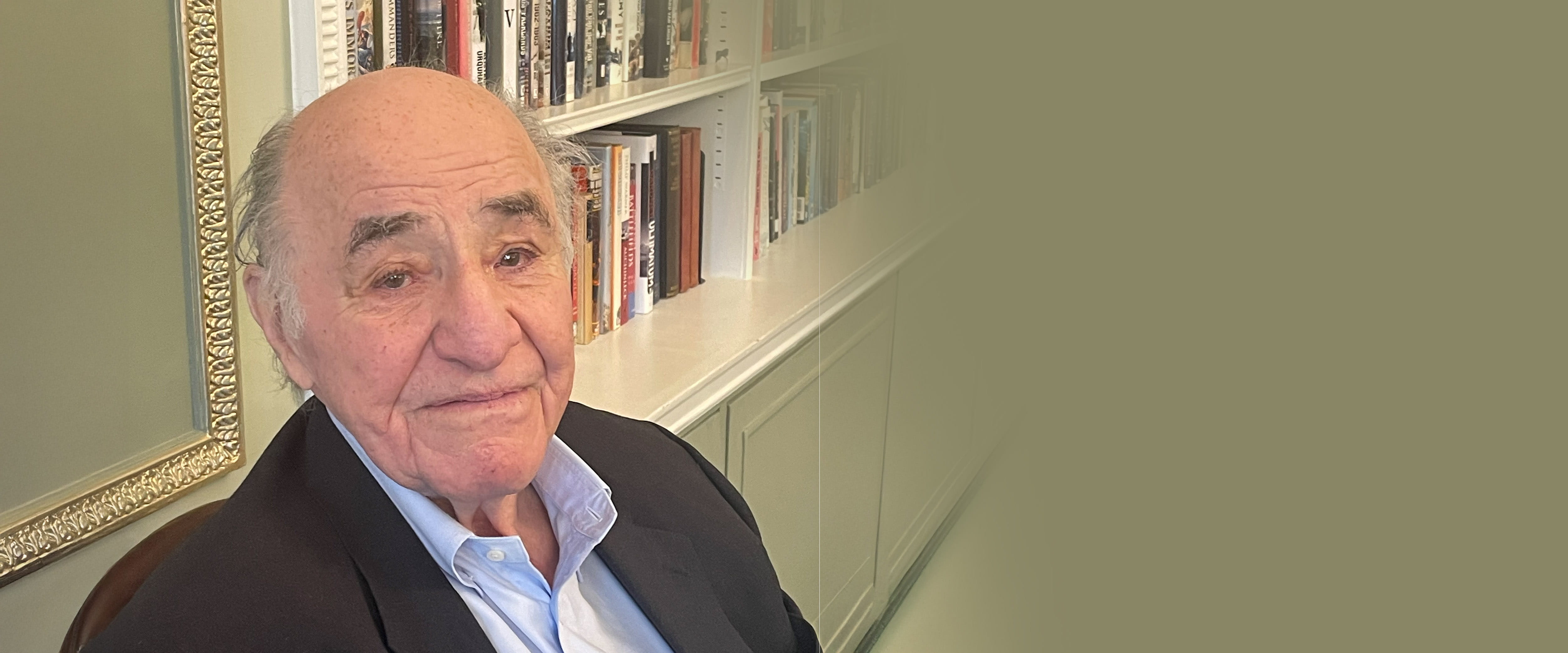 Booth Professor Robert Aliber sitting down.