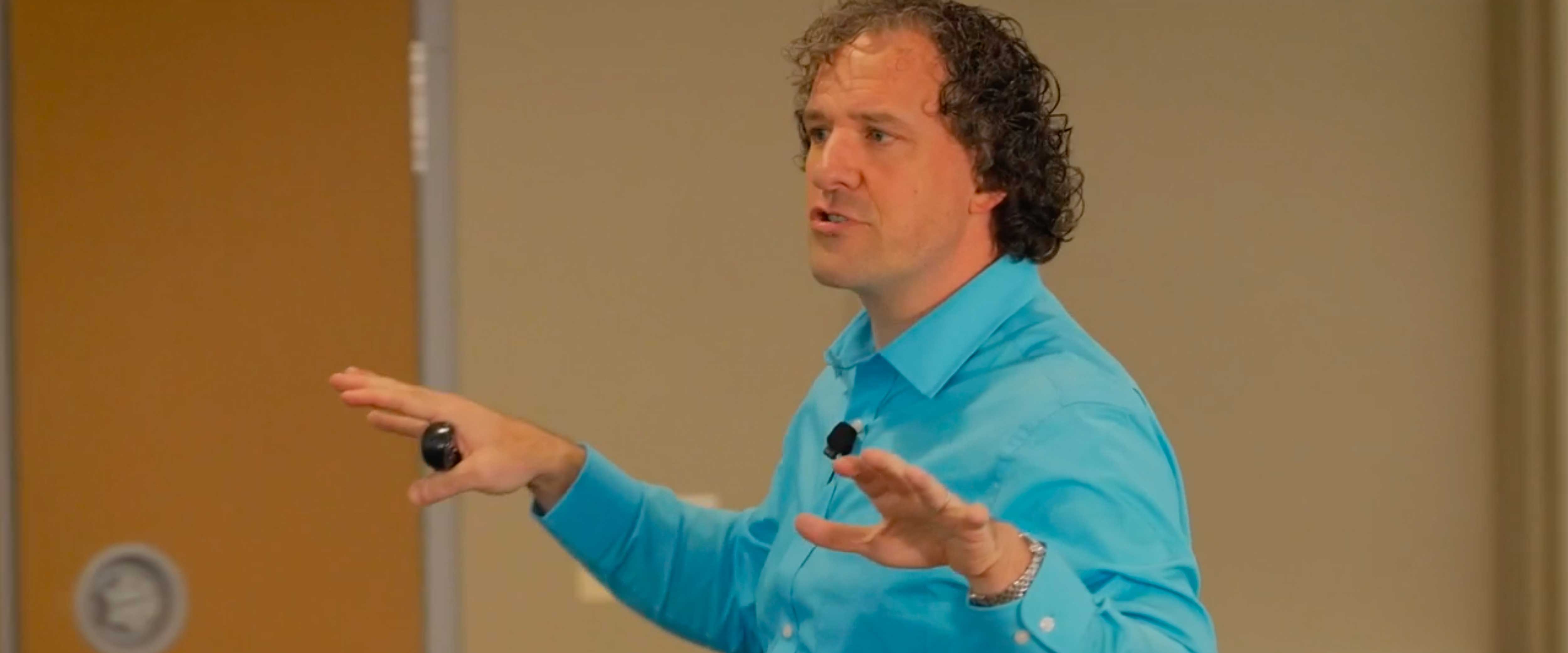 Chicago Booth professor Nicholas Epley teaching a class