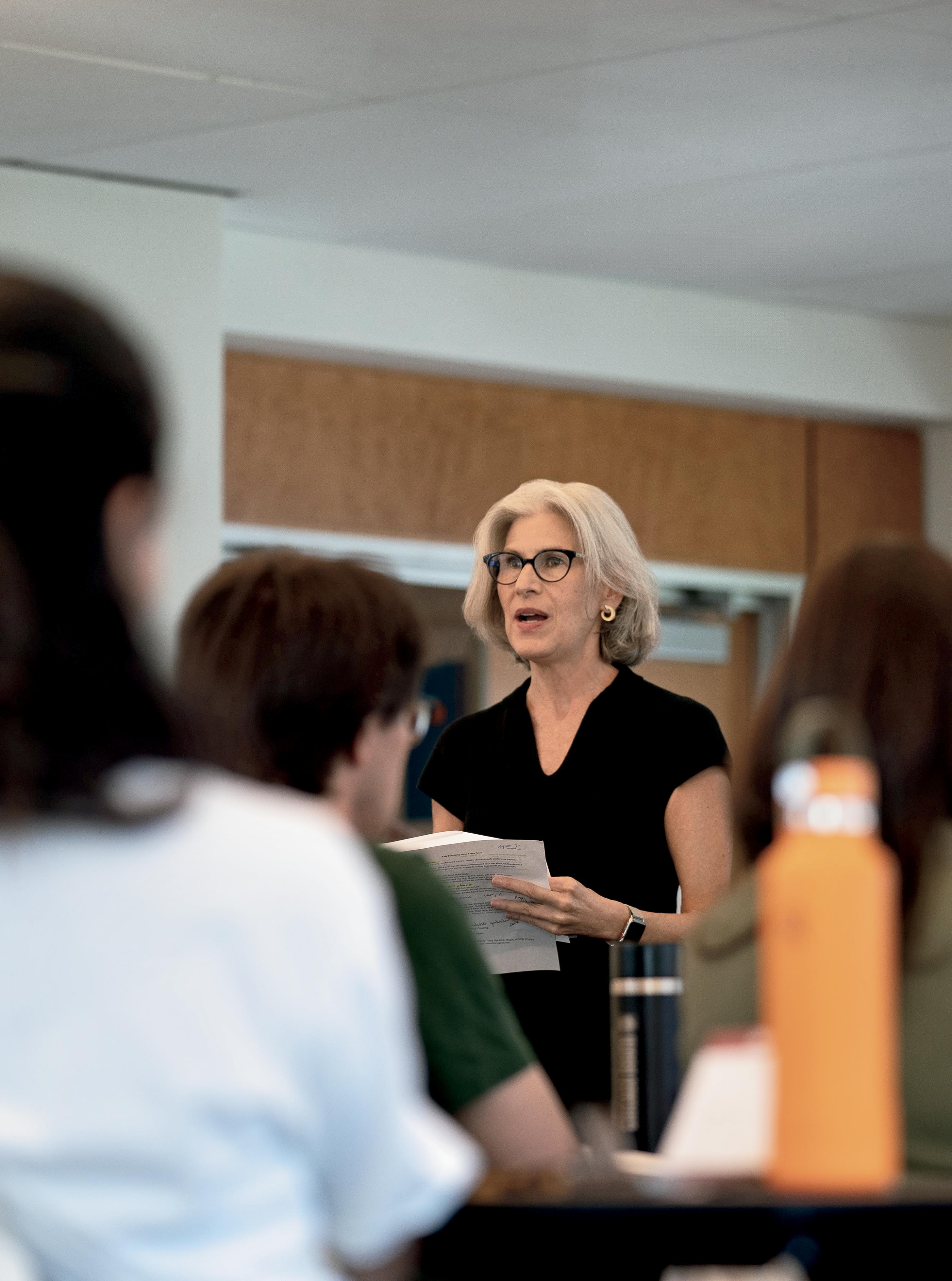 Mary Ittelson teaching a class