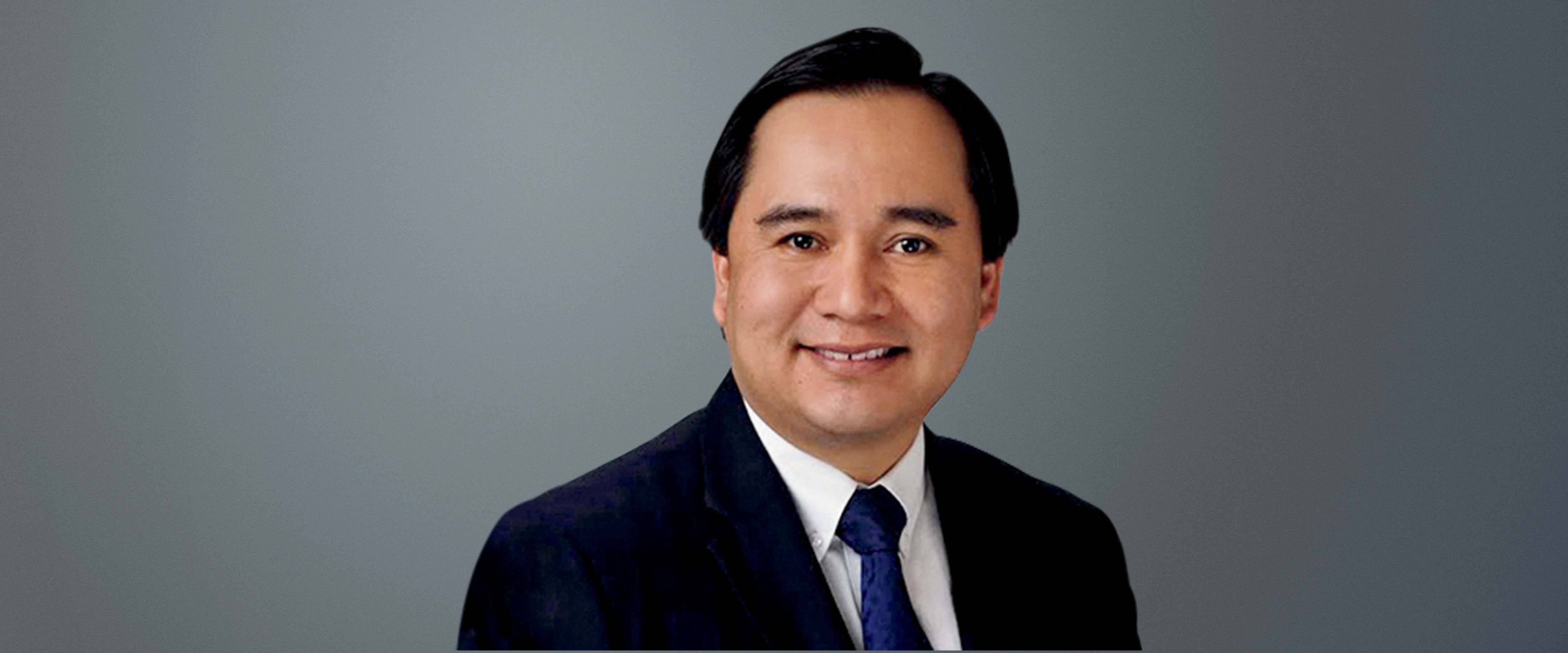 Headshot of Ulisses Meneses Ortiz, ’16 in front of a gray background