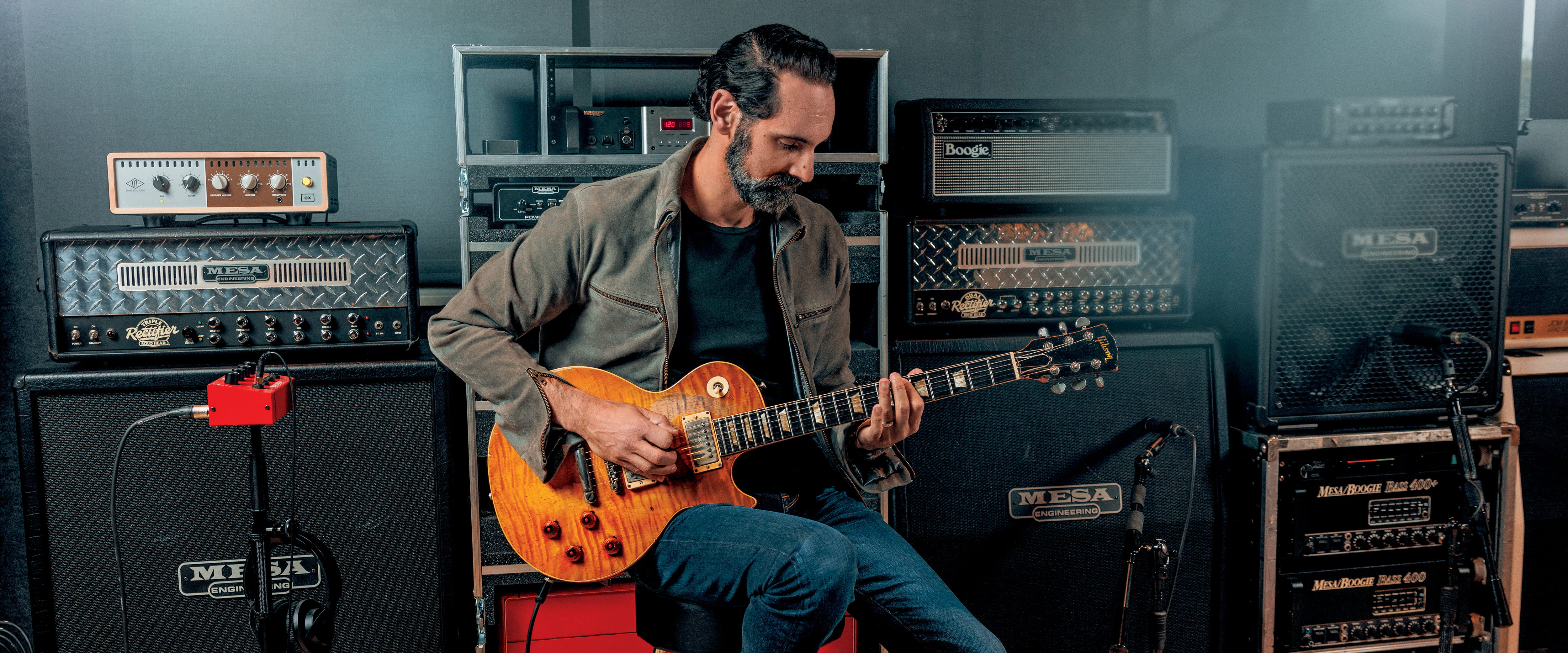 Cesar Gueikian playing guitar.