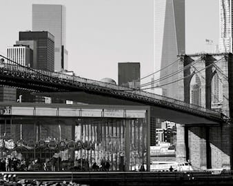 Black and white image of a bridge