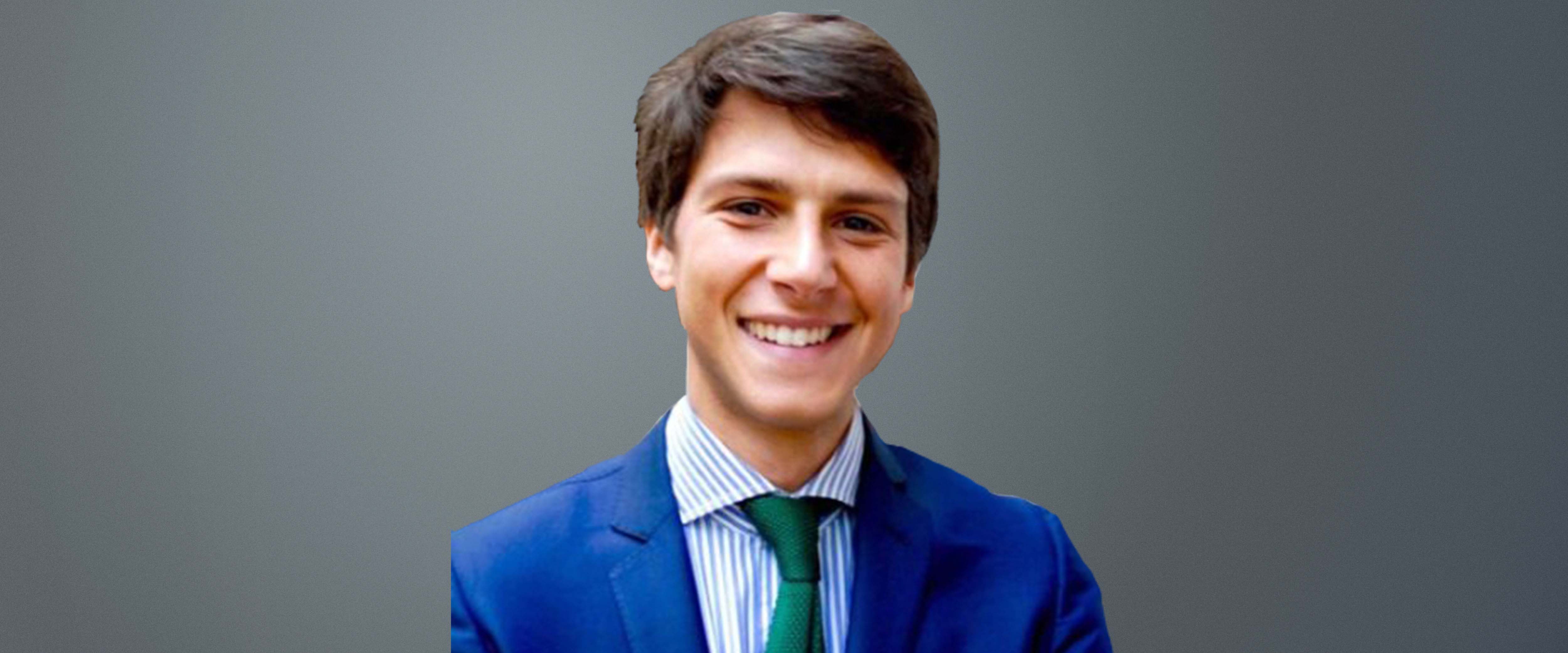 Black and white headshot of Pablo de Vivo in front of a gray background 