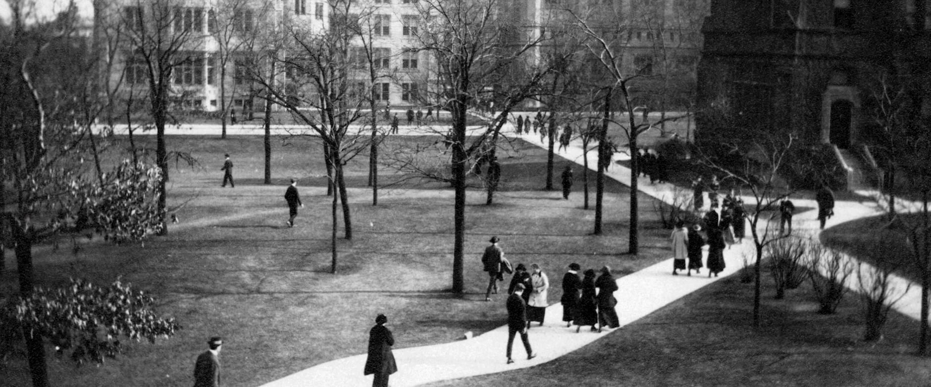 Students walking in the University of Chicago quadrangle