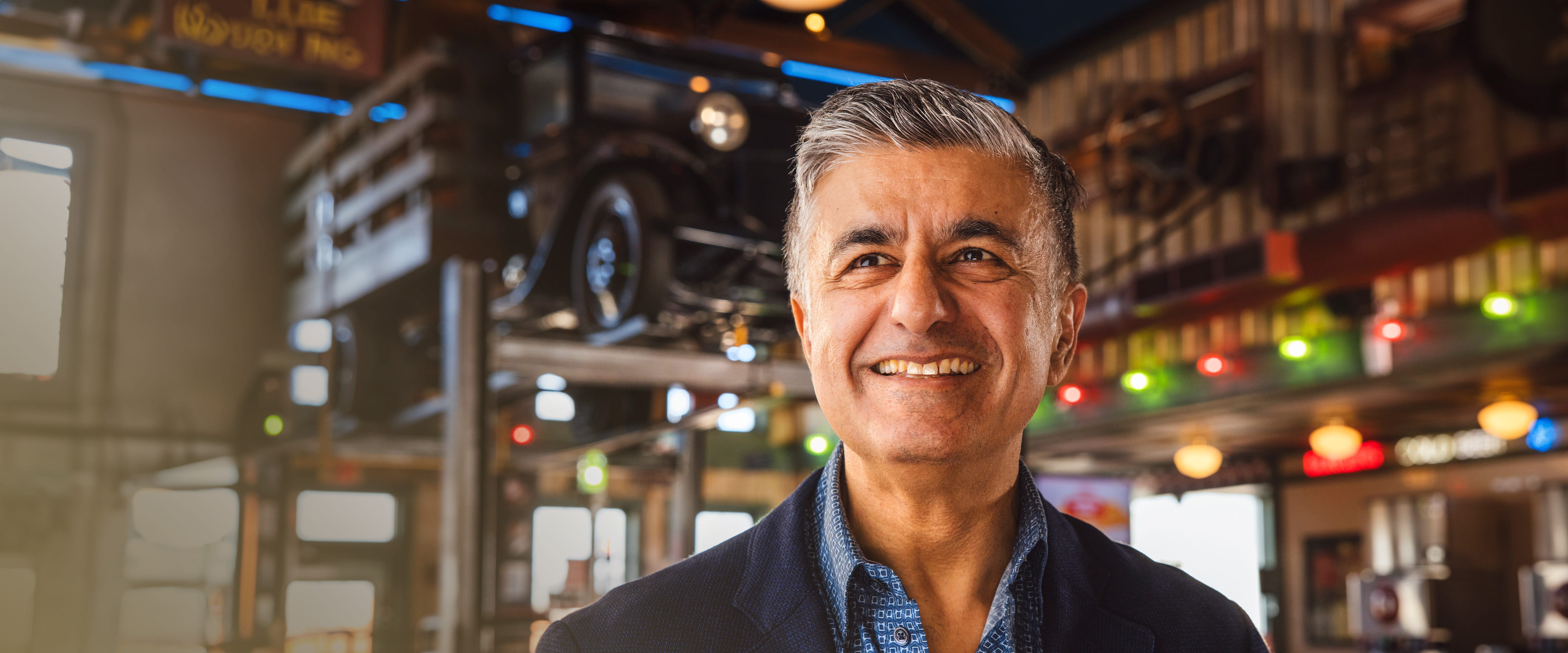 Headshot of Michael Osanloo, Booth graduate of ’96